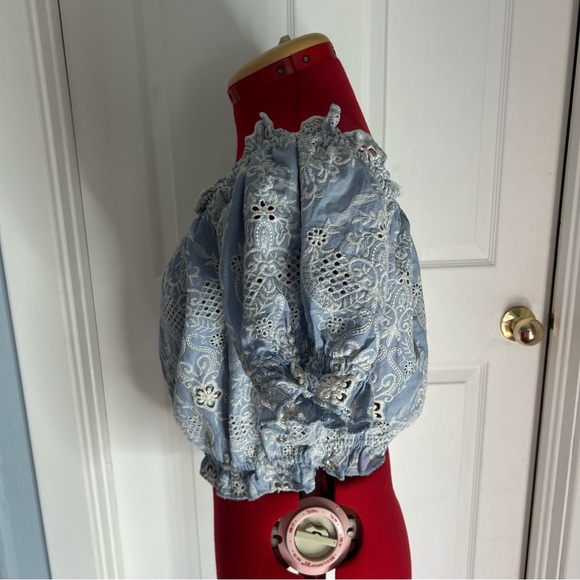 ➕Guess Light Blue crop shirt with ivory embroidery Large. NWOT - Picture 3 of 11